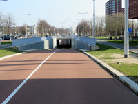 848259 Gezicht over de Churchilllaan te Utrecht, met op de achtergrond de bustunnel onder het verkeersplein in de ...